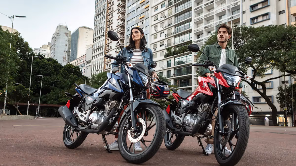 Casal posando para fotografia com duas motocicletas CG 160 Fan