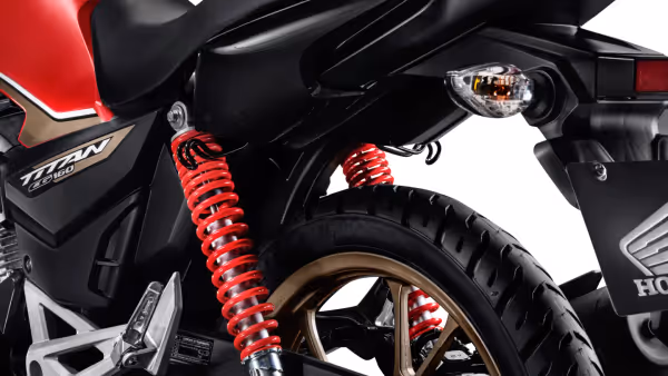 Moto Honda Nova Titan Edição Comemorativa de 50 Anos Close Lateral Trazeira Inferior Esquerda