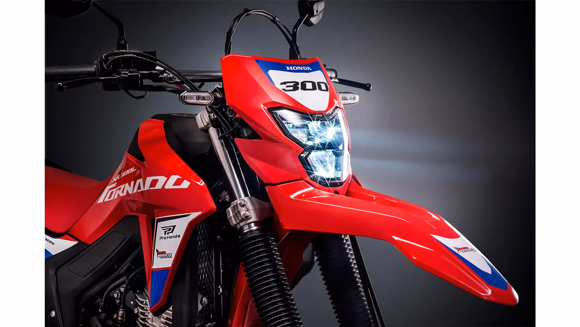 Moto XR 300L Tornado Special Edition Galeria Visão Diagonal Direita Frontal - 1 de 9