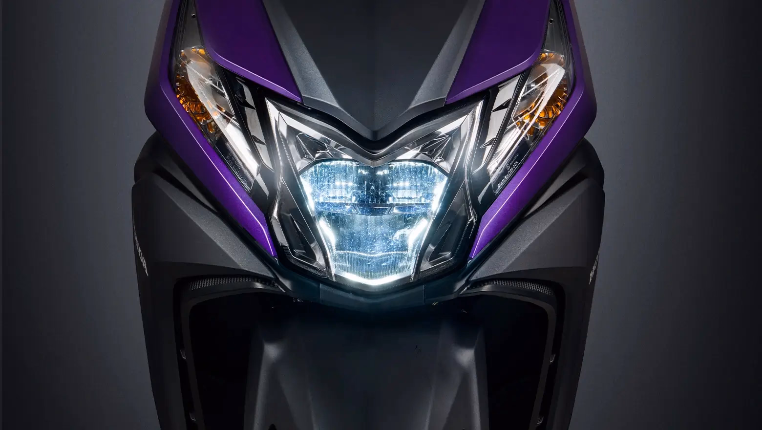 Galeria Fotos Moto Honda Nova Elite 125 Scooter Farol Led Close Up - 10 de 16